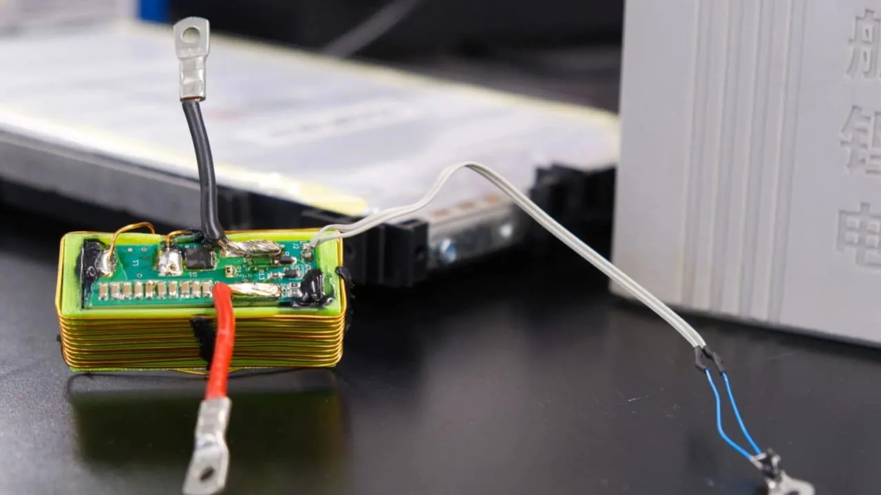 Entwicklung einer intelligenten Batterietechnologie ohne zusätzliche Kabel