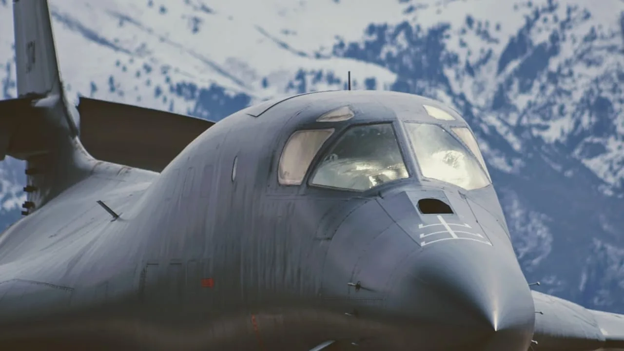 B-52 Bomber stürzt in den USA ab: Edwards Air Force Base schließt den Flugbetrieb