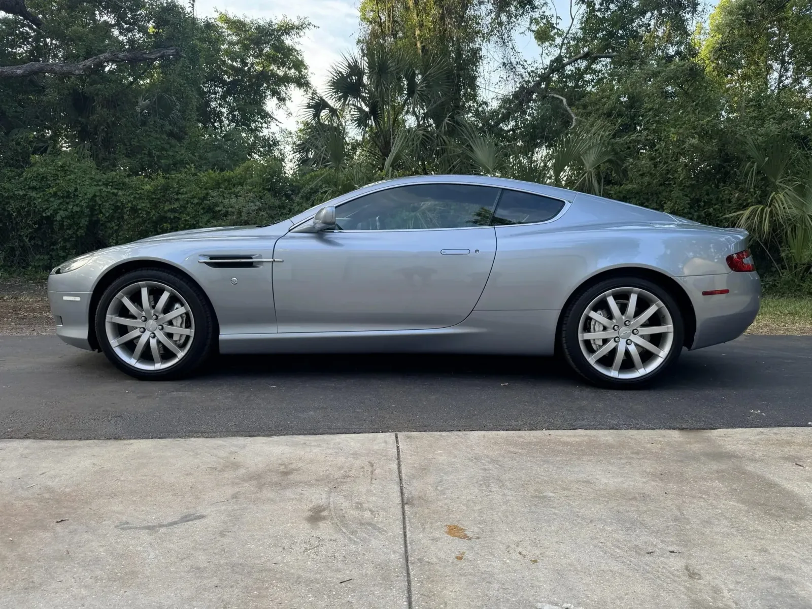 Dieser DB9-Trader tauscht Aston Martins V12 gegen einen Corvette V8 und eine Lizenz zum Flammenwerfen