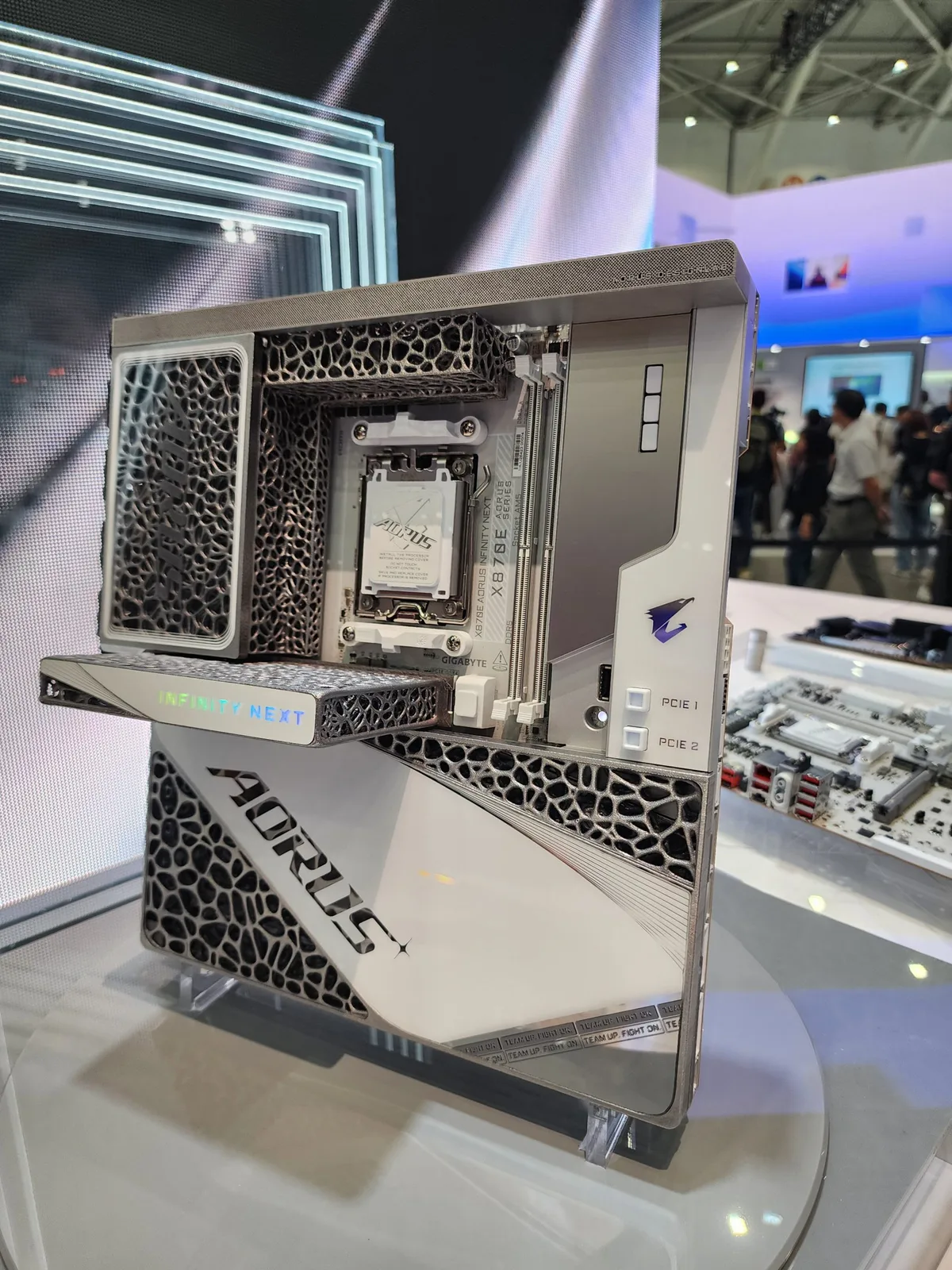 AORUS X870E Infinity Next: 64 Phasen, extreme Kühlung und Weltraum-inspiriertes 3D-Druck-Design