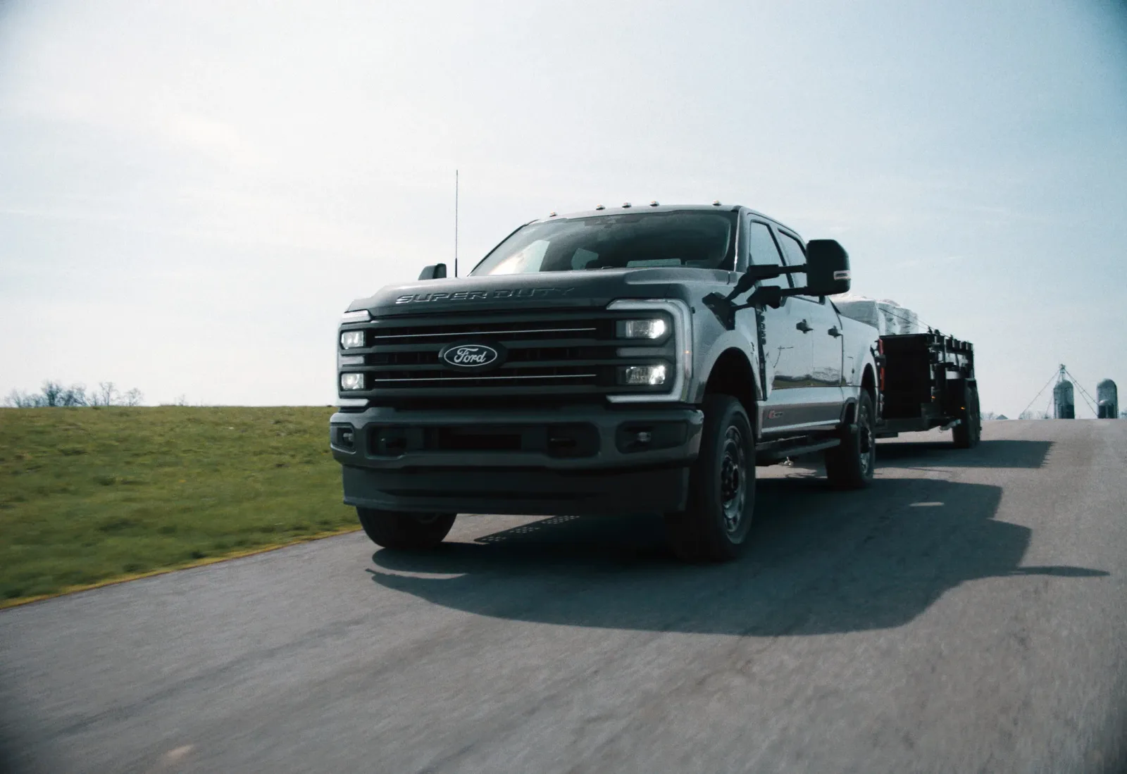 Ford Super Duty macht 7,3-Liter-Motor zum Standard, obwohl Käufer kleinere Motoren als Zukunftsaussicht erhalten hatten