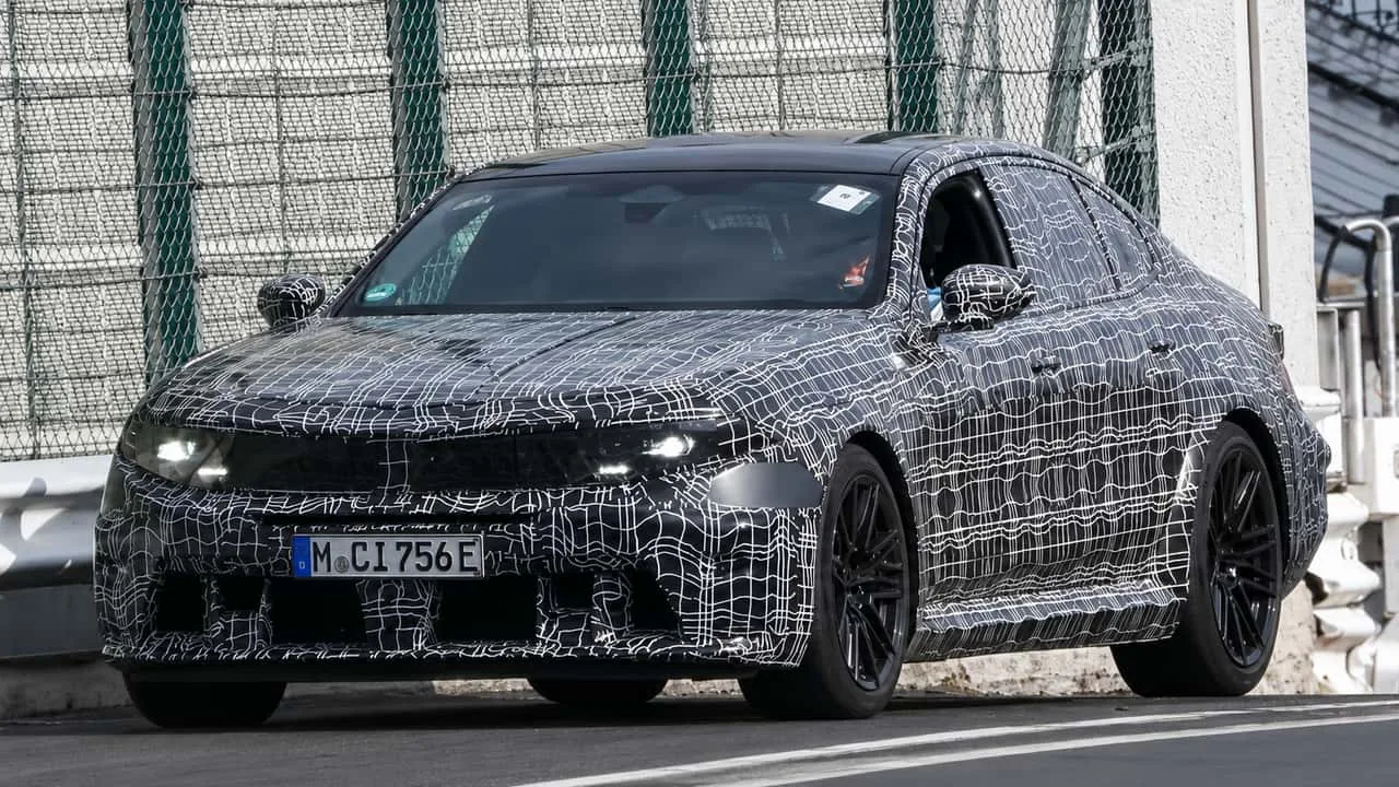 Neue BMW M5 und elektrische M3 beim Hochgeschwindigkeits-Test gesichtet