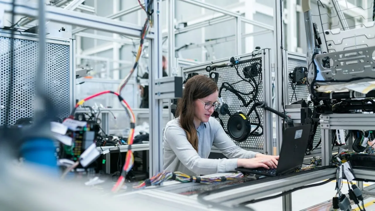 ASML widerlegt Vorwürfe der US-Regierung, dem Unternehmen habe verbotene Chips nach China geliefert.