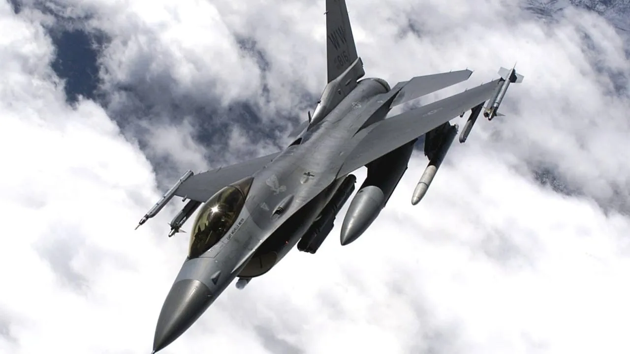 Ukraine stürzt russischen Su-35-Jet mit F-16-Kampfflugzeug im Luftkampf ab