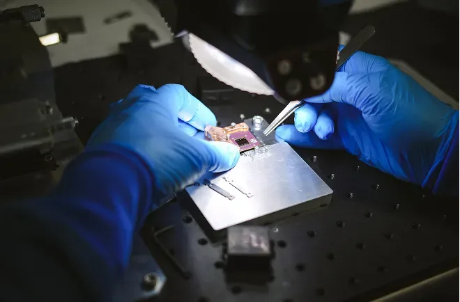 New chip-building trick could scale quantum computers to 800 qubits