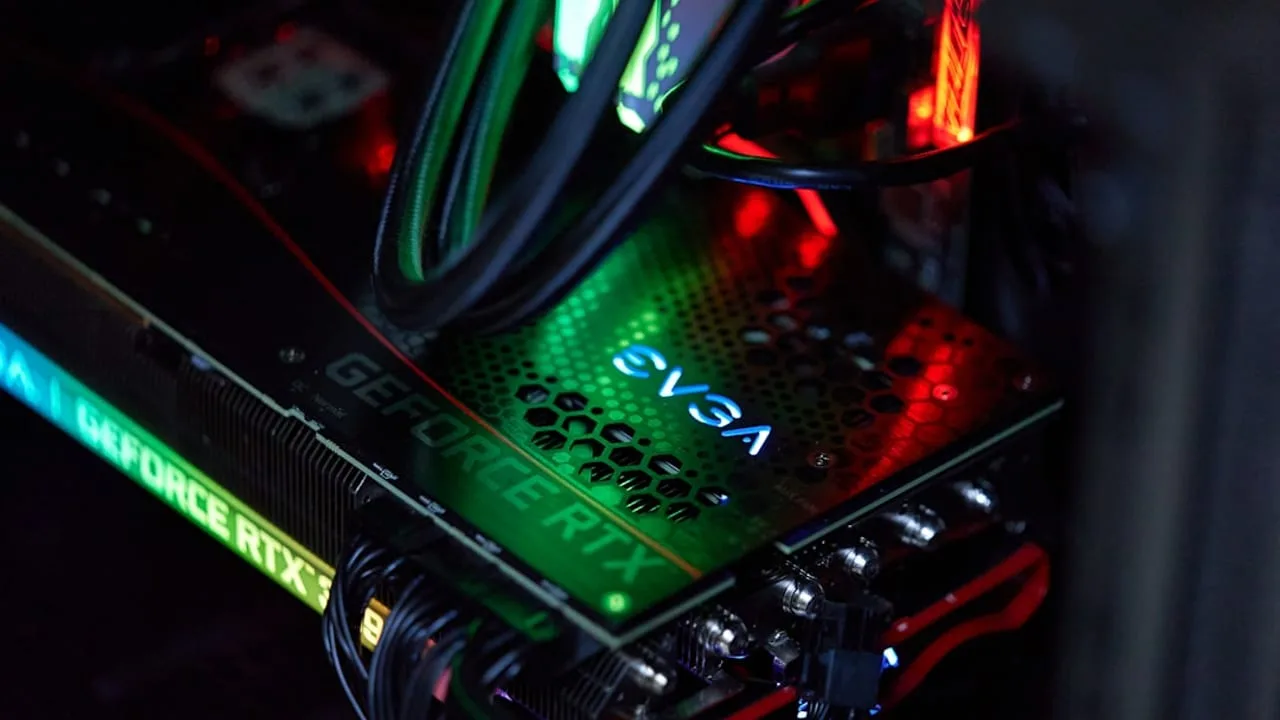RTX 5090 Yüksek Sıcaklığı PCIe Riser Kablolarını Eritiyor