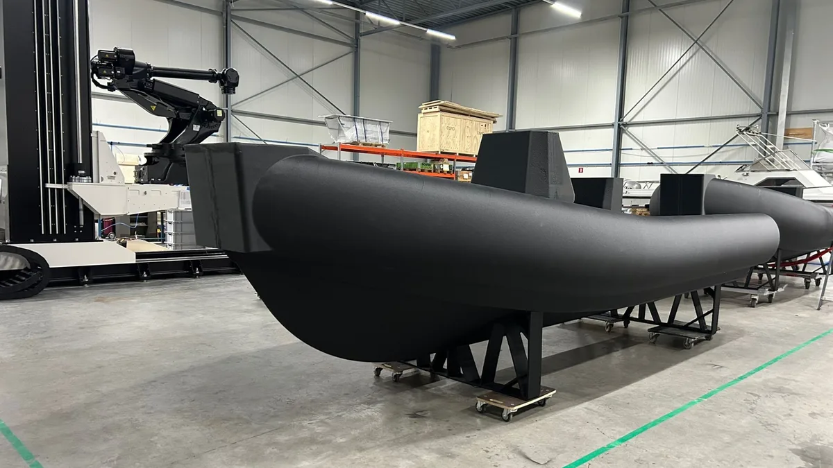 Pentagon plantet 3D-gedruckte Militärfähren aus Vulkanfaser: Nichtleitende Rumpfe für Stealth-Eigenschaften ersetzen 6.545 Meilen Lieferkette, Skalierung auf 25.000 Einheiten pro Jahr an vorderen Stützpunkten möglich.