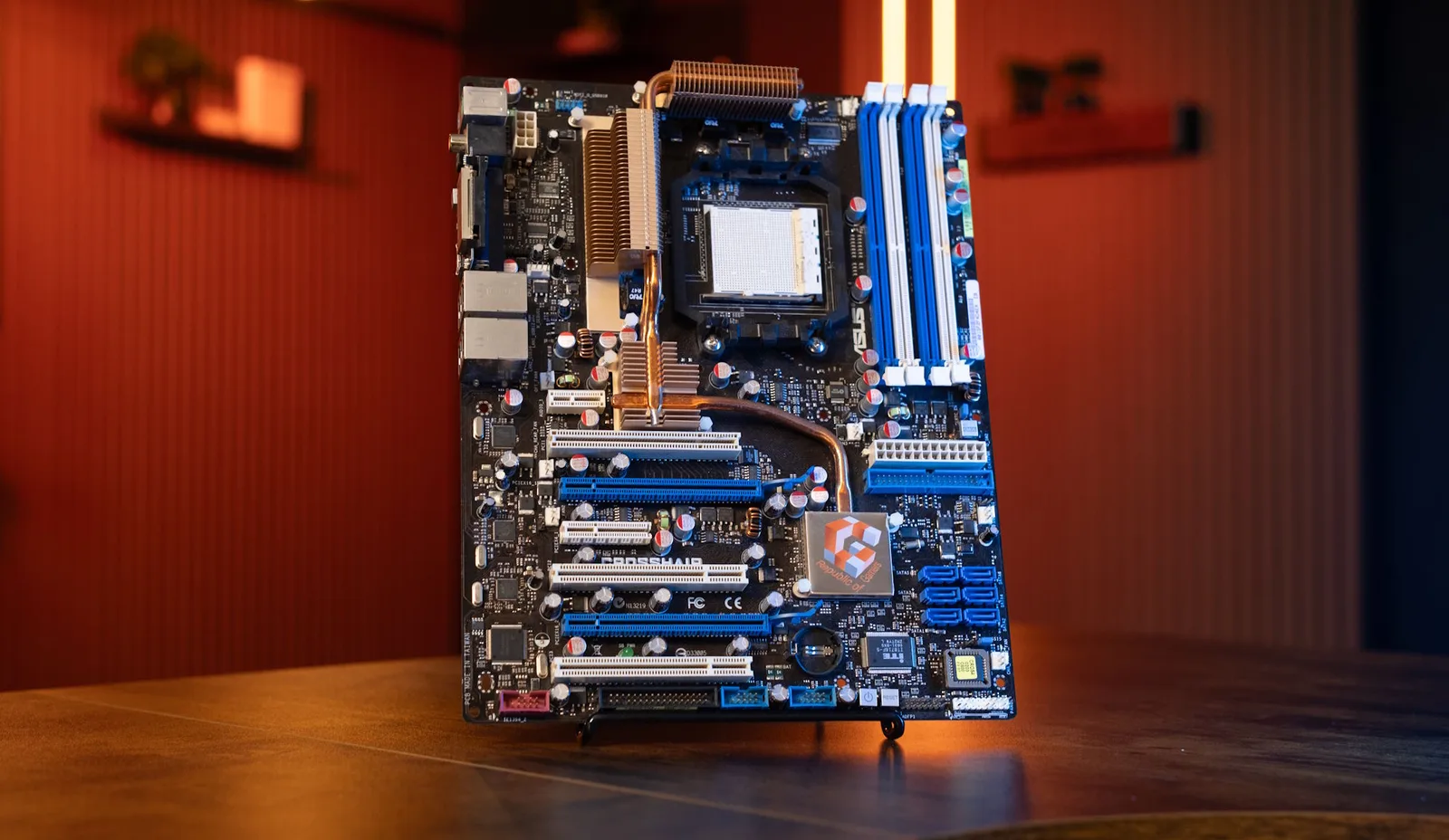 ASUS feiert ROG-20-Jubiläum: Crosshair-Motherboard mit AM5 und X870E in Retro-Kupfer-Optik neu aufgelegt