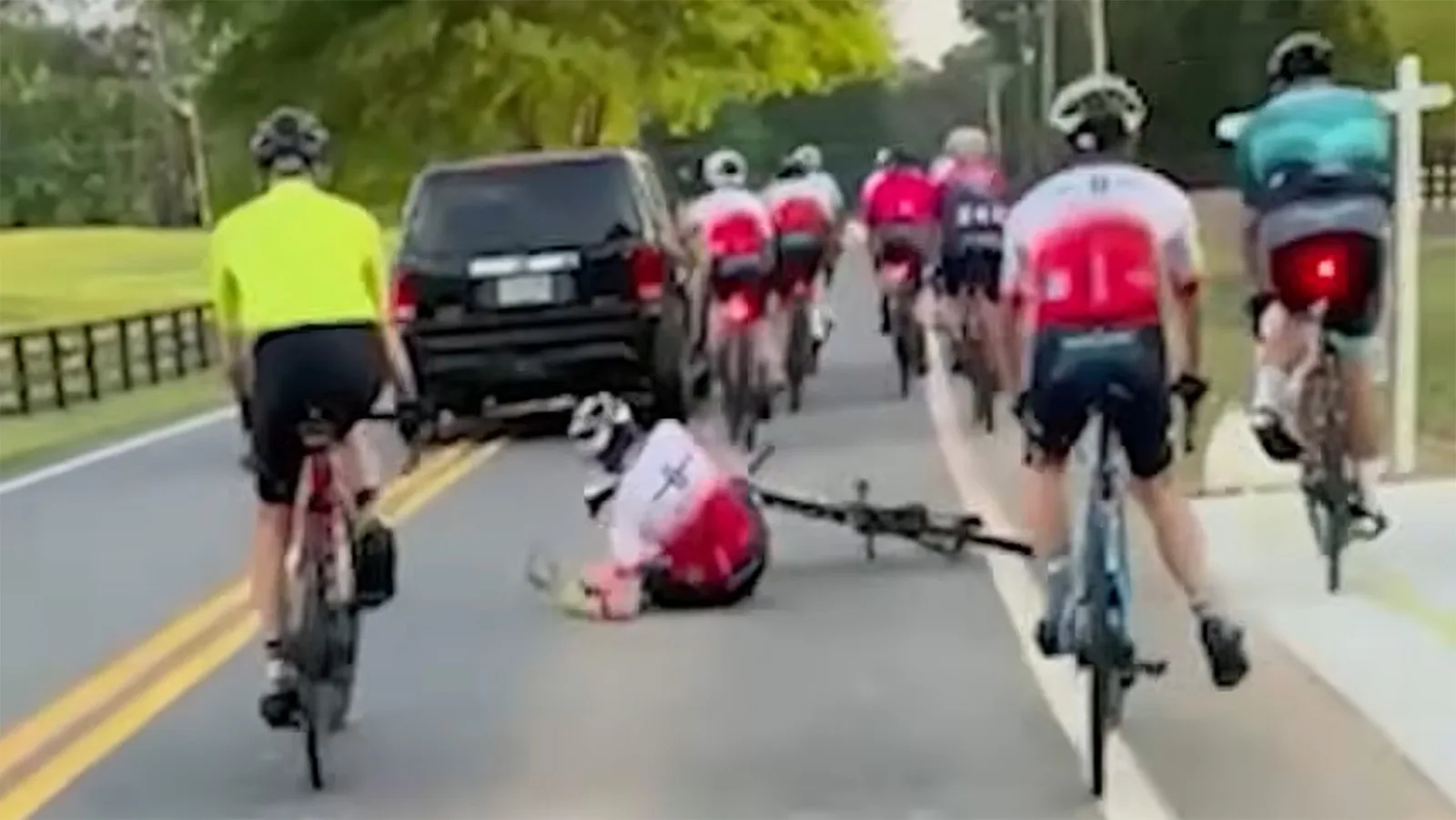 Fahrer sagt: Radfahrer nahmen seine Spur ein, dann prallte sein Honda Pilot gegen zwei von ihnen | Carscoops