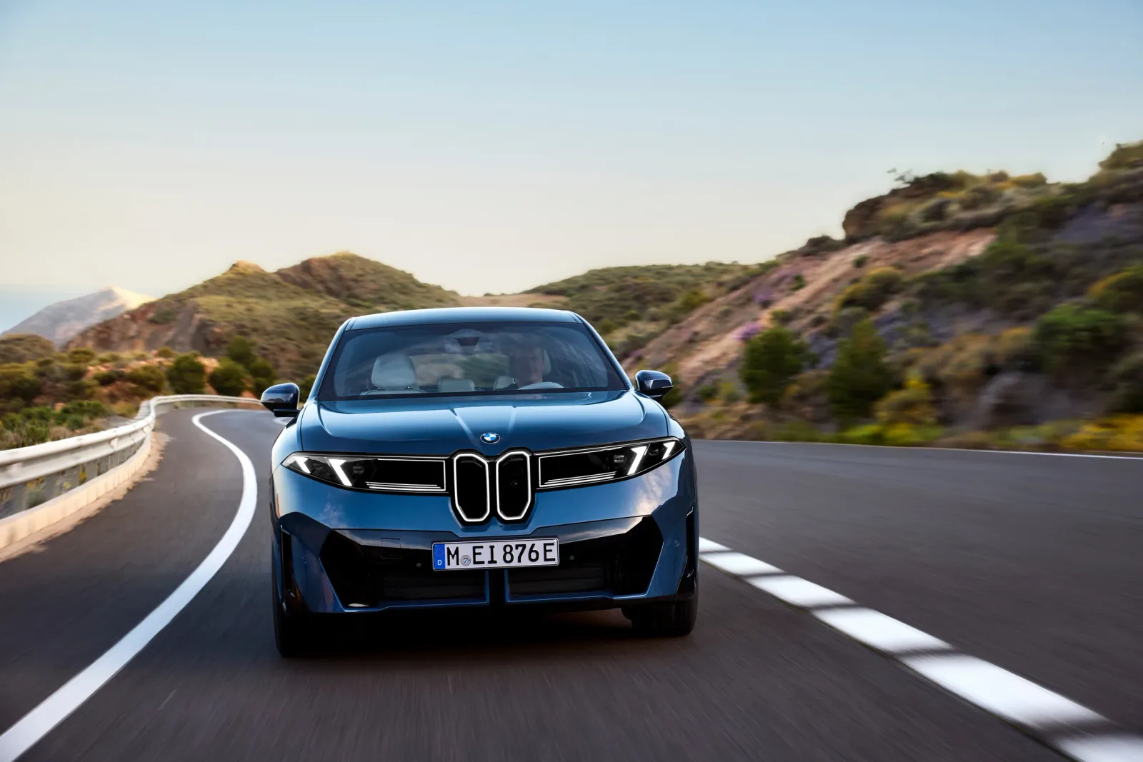 BMW erweitert iX3-Reichweite auf 640 Kilometer und bietet Carbon-Sommerpaket an