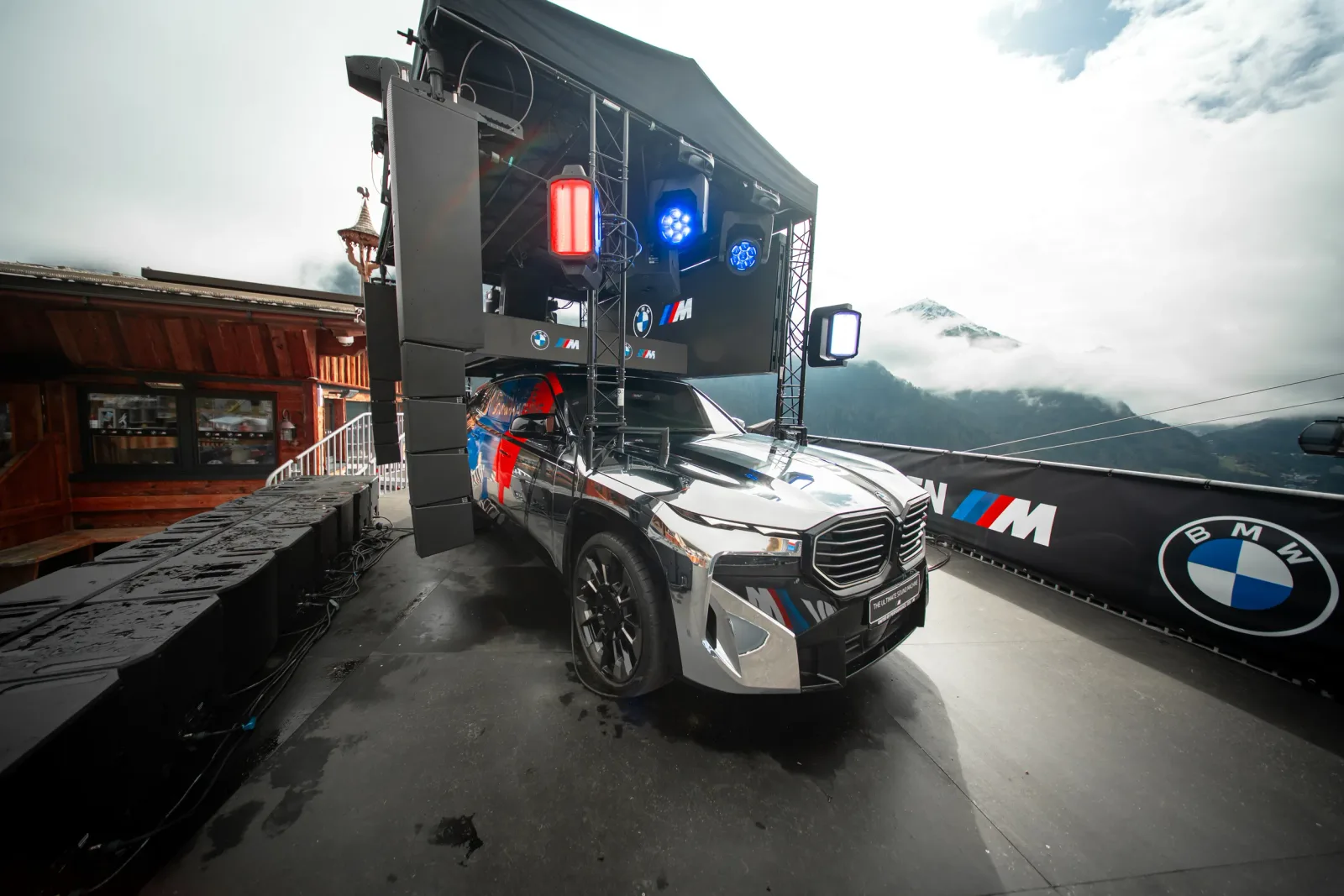 BMW präsentiert aufprallfesten DJ-Booth im aufwendig dekorierten XM