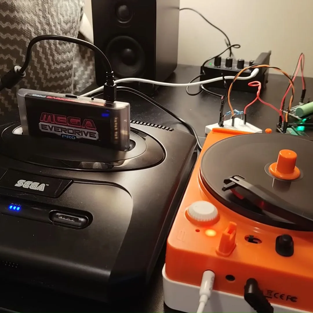 Retro-Gamer versucht, Sega-Genesis-Spiele von einem Plattenspieler zu laden: Selbst Mega EverDrive Pro und Pi Pico 2 scheitern an den physikalischen Grenzen des Tonabnehmers