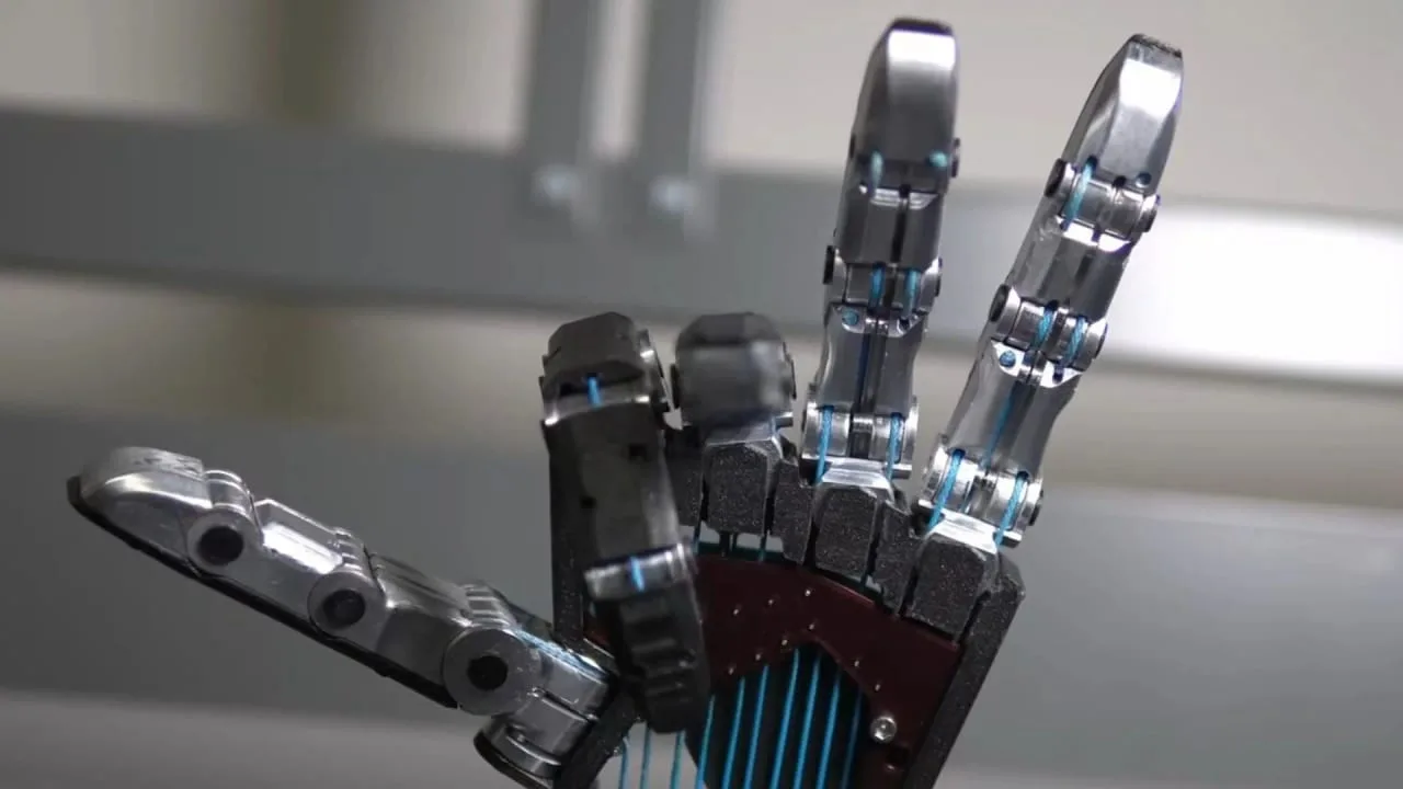 Forschungseinrichtung entwickelt robotischen Arm mit Seilzugantrieb, der einen Baseball in der Luft fängt