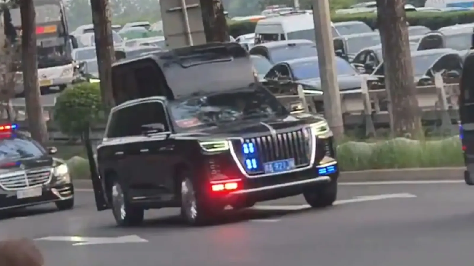 Geheimnisvolle High-Top-SUVs während Trumps China-Besuch lösen Spekulationen aus