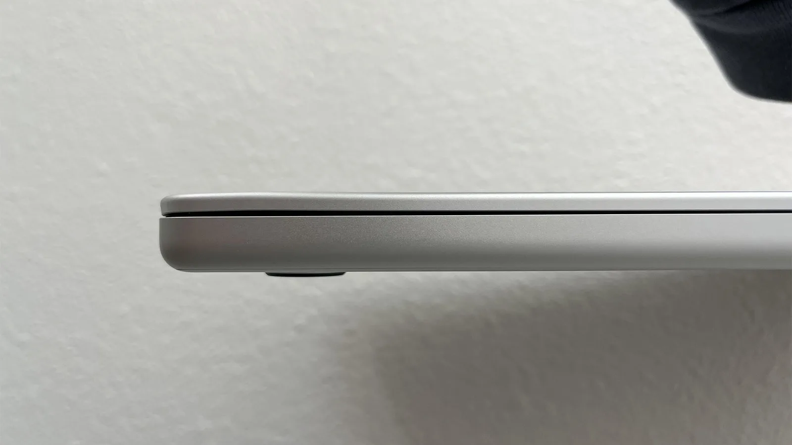 MacBook-Besitzer zeigt die Gefahr, teure Hardware durch die Sicherheitskontrolle des Flughafens zu bringen, bei mangelnder Verantwortung des Personals für entstandene Schäden