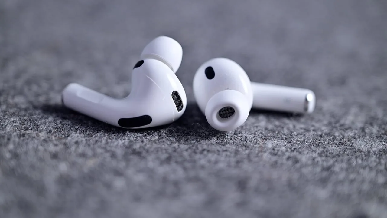 Apple plant neue AirPods Pro-Modelle mit Infrarotkameras: Die Codenamen B790 und B798 deuten auf zwei kommende Varianten hin.