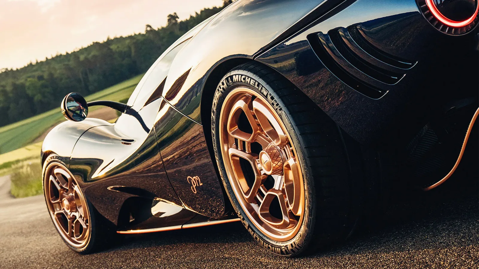 Der erste De Tomaso P72 Supersportler in aufwendigem Roségold