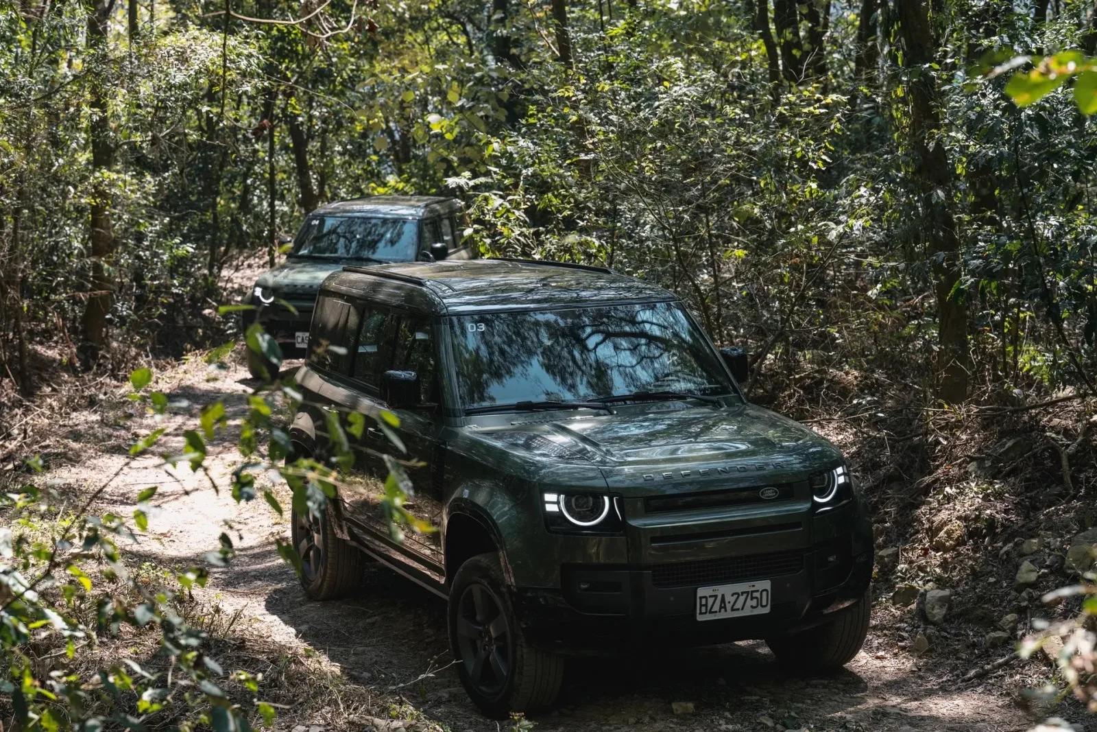 2,6 Tonnen schwerer Defender-Trophy überquert selbstgebaute Holzbrücke