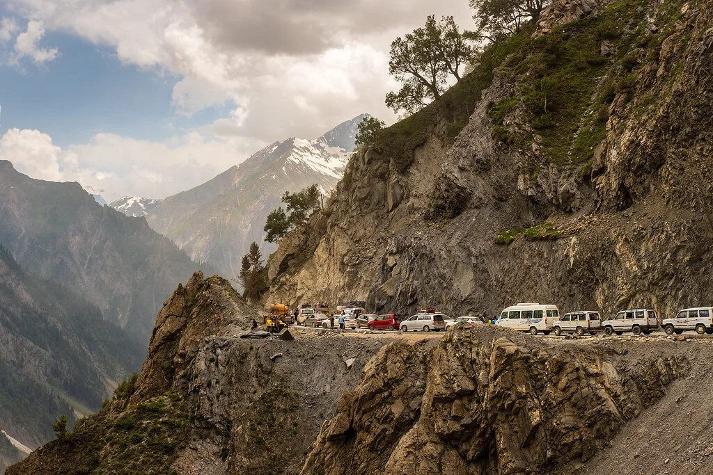 LKW kippt rückwärts über Abgrund: Unfall auf gefährlichem Himalaya-Pass