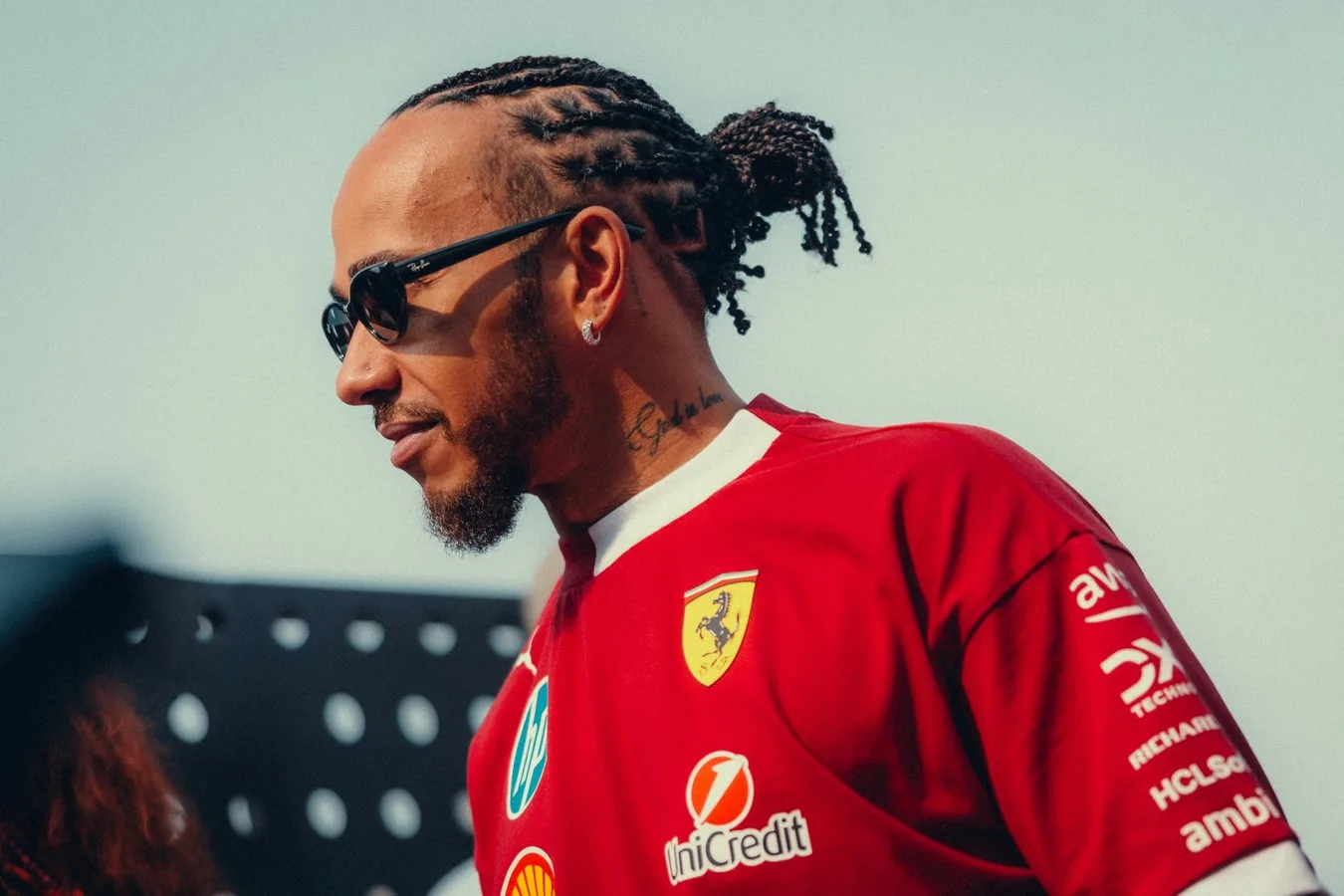 Lewis Hamilton stürmt Monaco-Paddock auf extrem seltener Ducati zum 100-Jubiläum