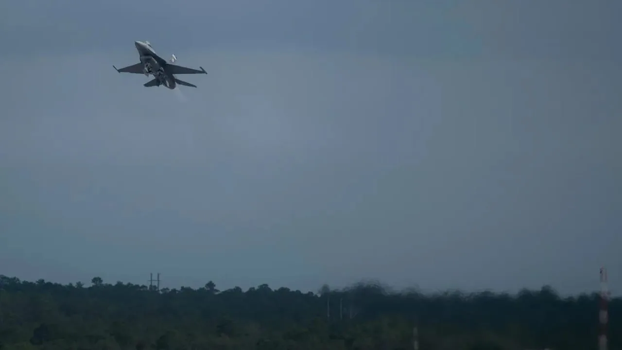 Künstliche Intelligenz steuert erfolgreich F-16-Kampfjet