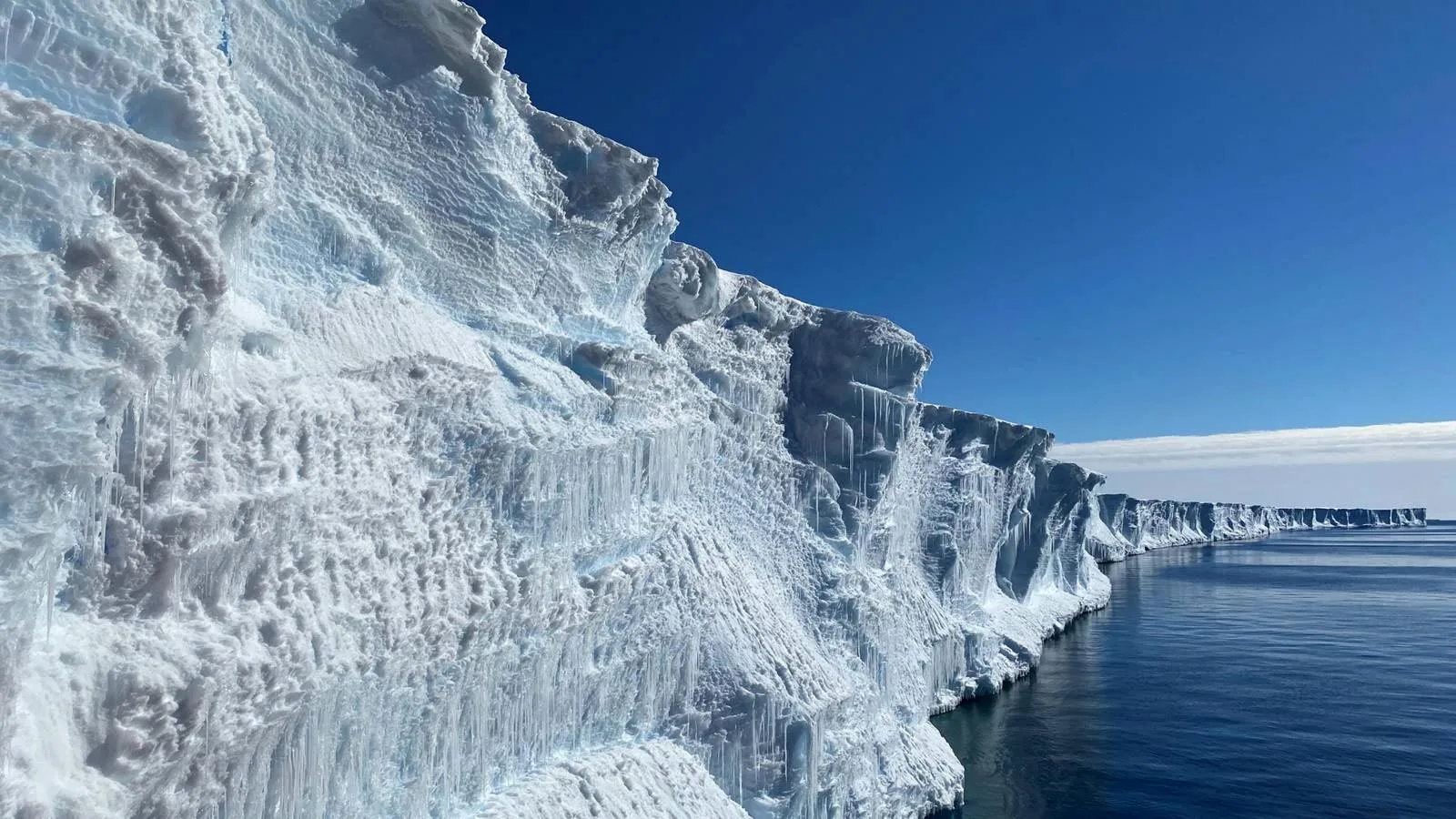 Verstecktes warmes Tiefenwasser unter der Antarktis könnte den globalen Meeresspiegel rasch ansteigen lassen
