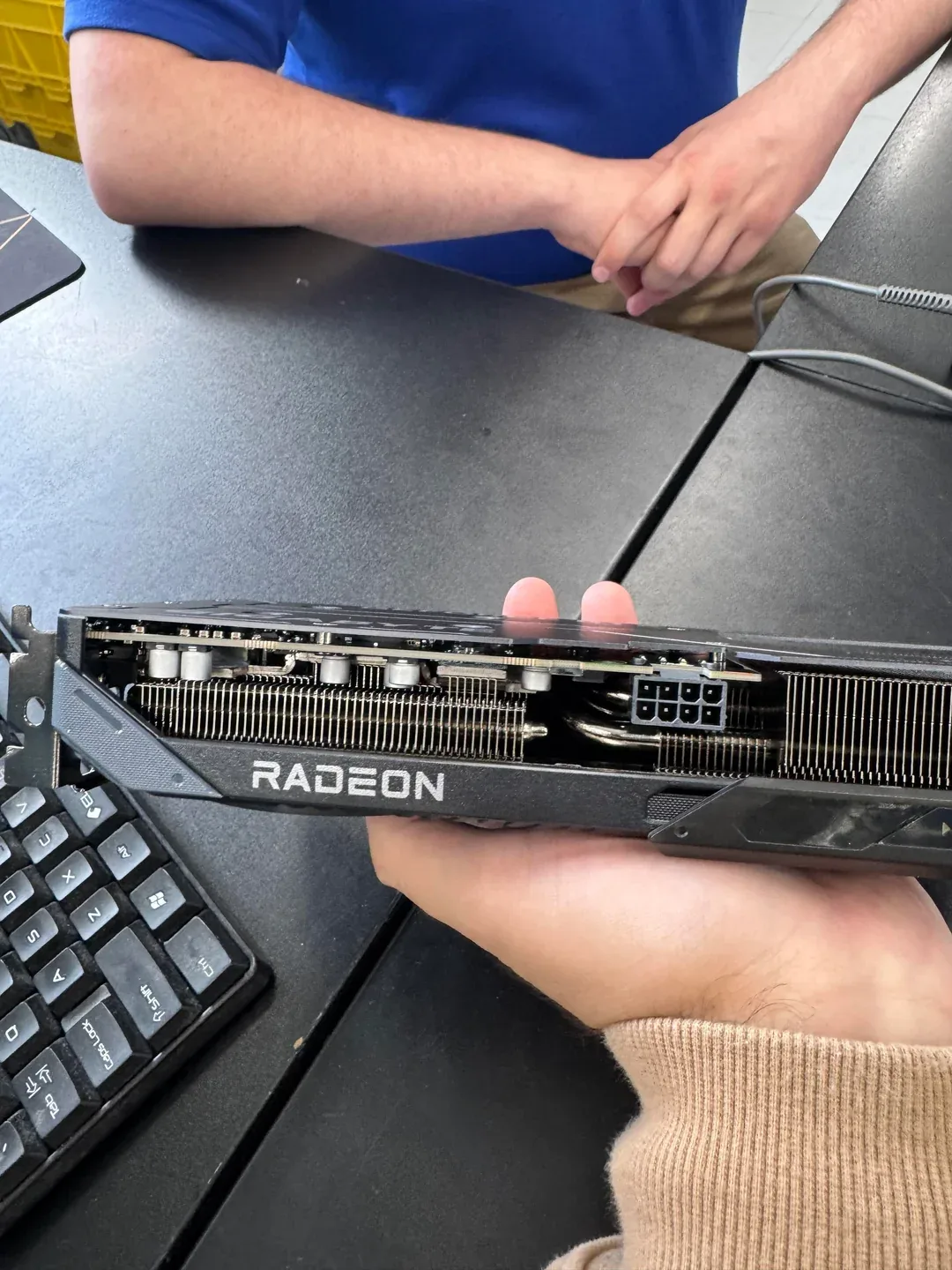 Gigabyte liefert fälschlicherweise AMD-Radeon-Gehäuse mit RTX 5060 Ti an verblüfften Kunden