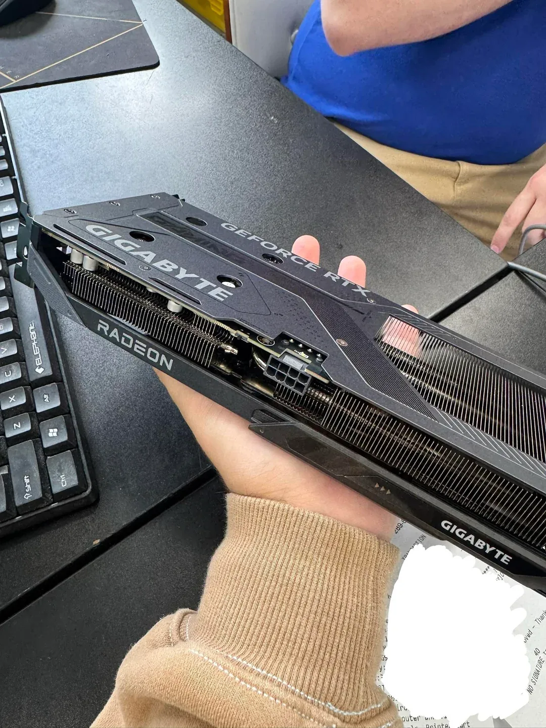 Gigabyte liefert fälschlicherweise AMD-Radeon-Gehäuse mit RTX 5060 Ti an verblüfften Kunden