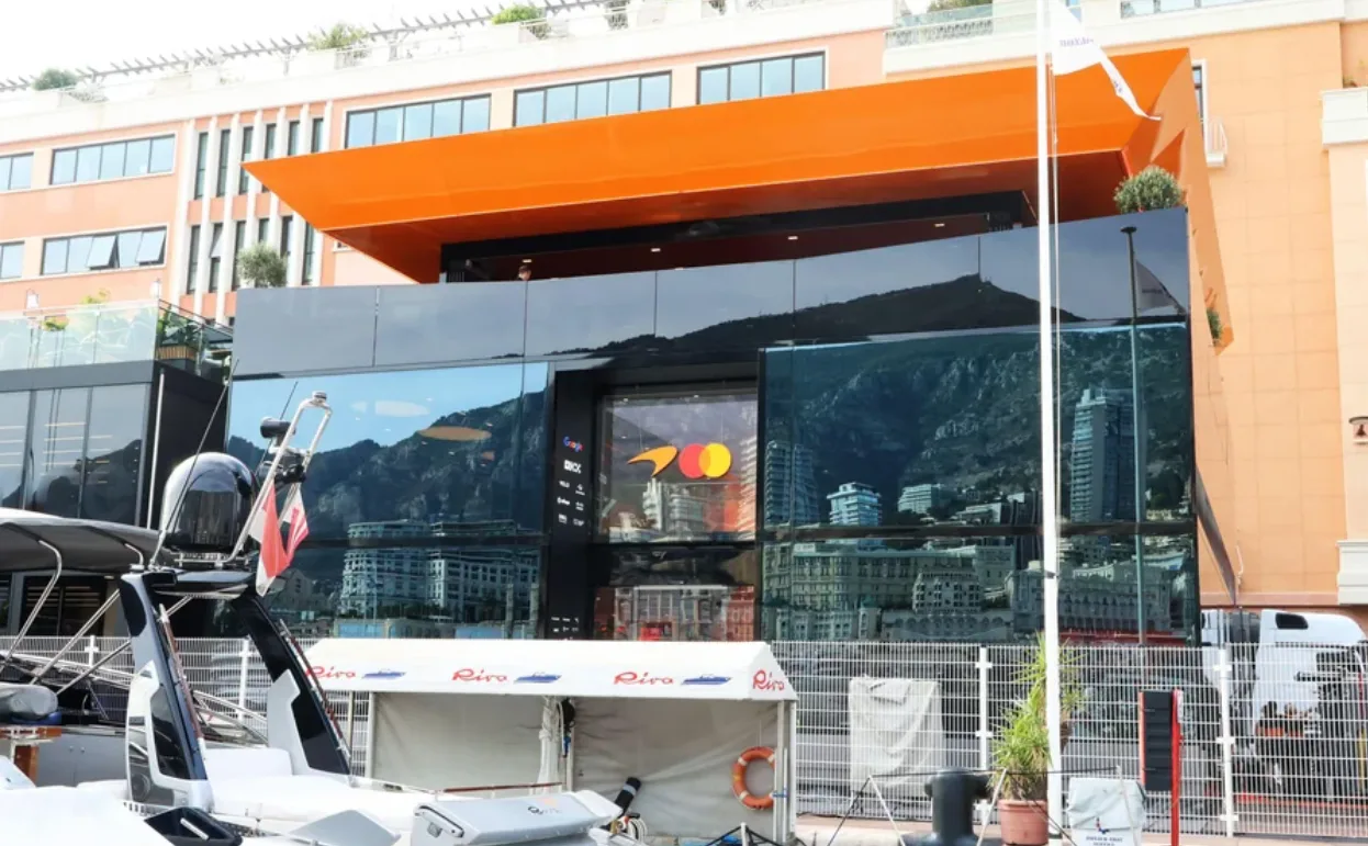 McLaren räumt 5 Jahre alten Wohnmobil ab, um auf dem Monacohafen einen massiven 3-stöckigen Glaspalast zu errichten