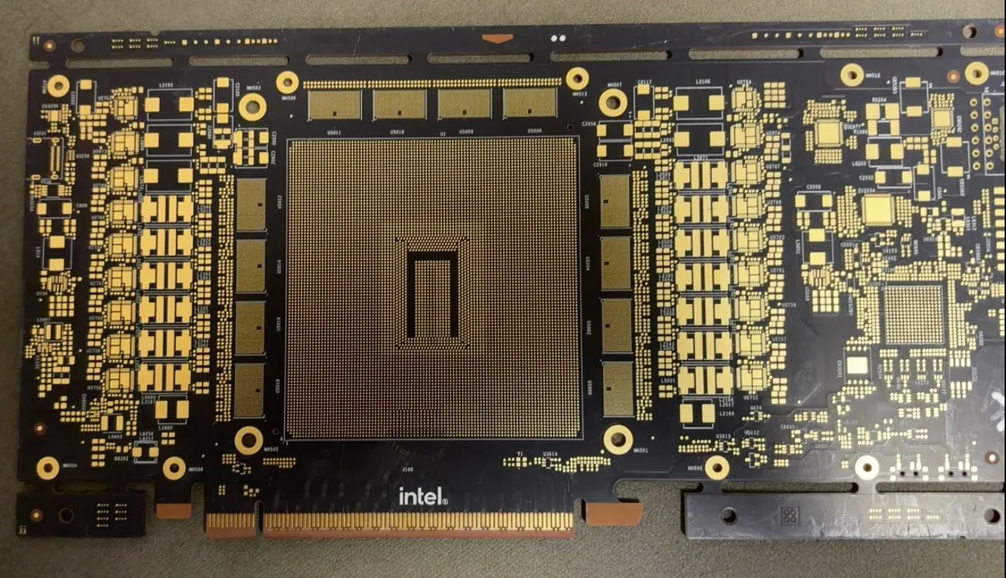 Intel entgeht HBM-Mangel: Crescent-Island-Leak enthüllt Xe3P-GPU mit 160 GB LPDDR5X und 16-Pin-Anschluss