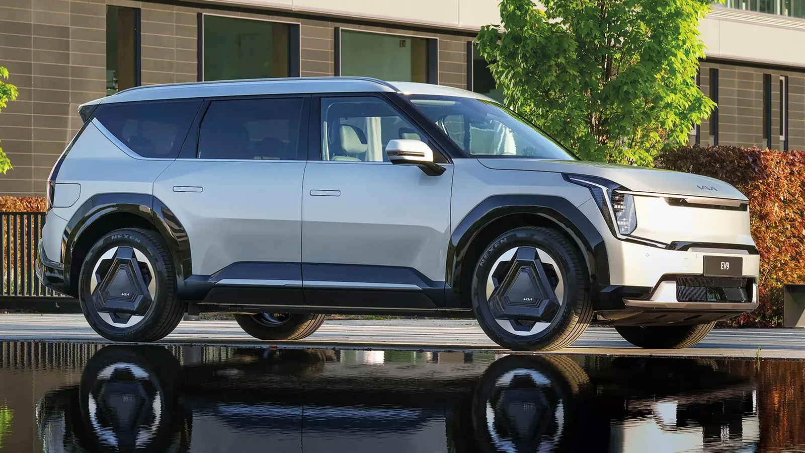 Kia EV9 Owners Are Reporting Battery Failures, And Long Waits For Fixes | Carscoops