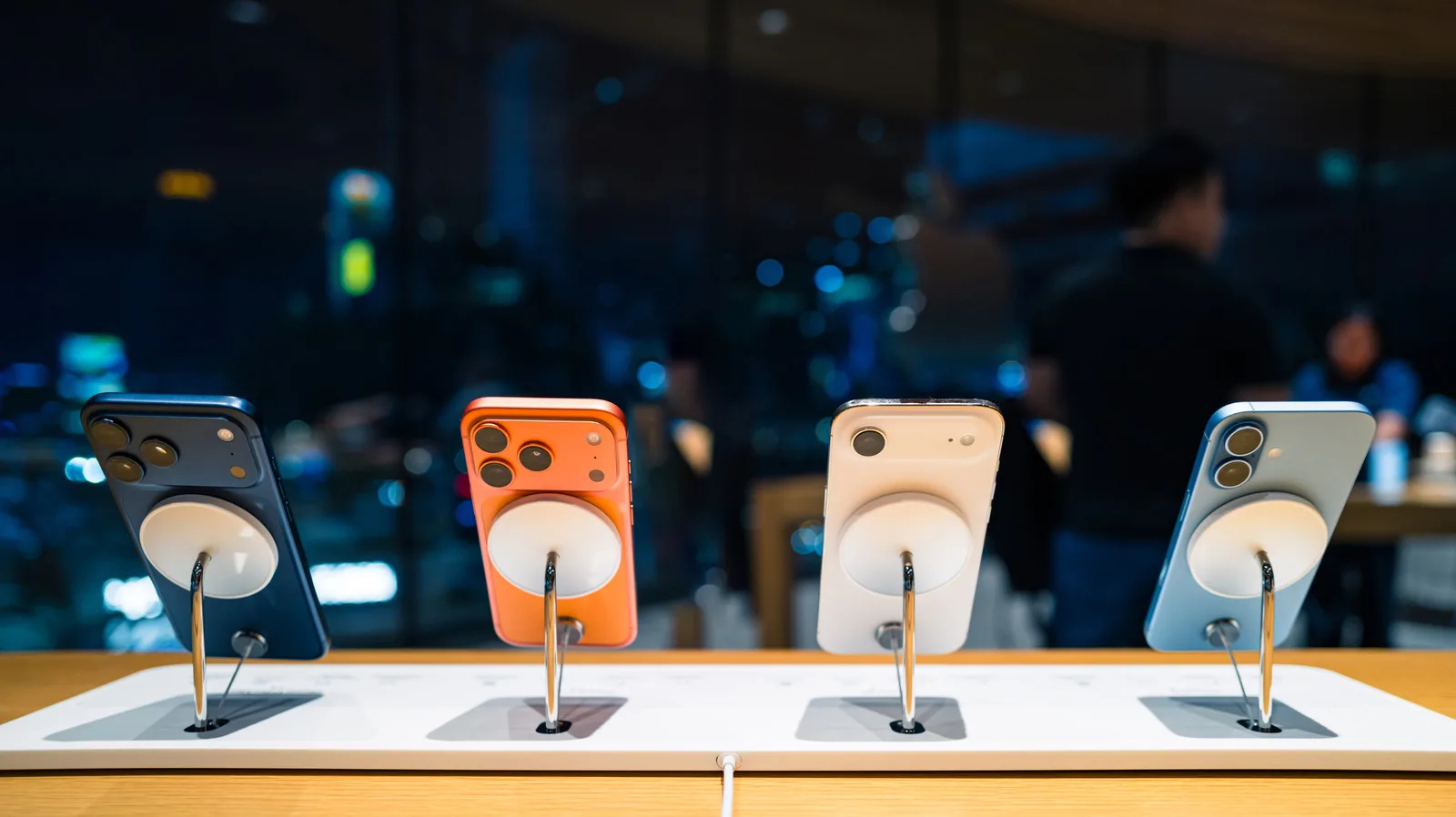 Should You Buy An iPhone Directly From Apple Or A Carrier?