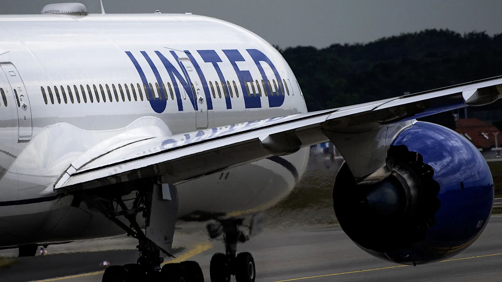 United Flight Turns Around Mid-Flight After Threatening Bluetooth Name Alarms Crew