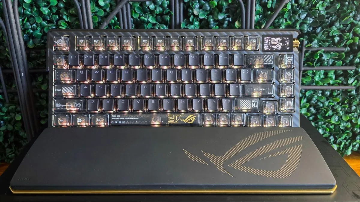 Hands-on mit der Asus ROG Azoth Extreme Edition 20: Wenn Kohlefaser nicht reicht, setzt Asus auf Gold