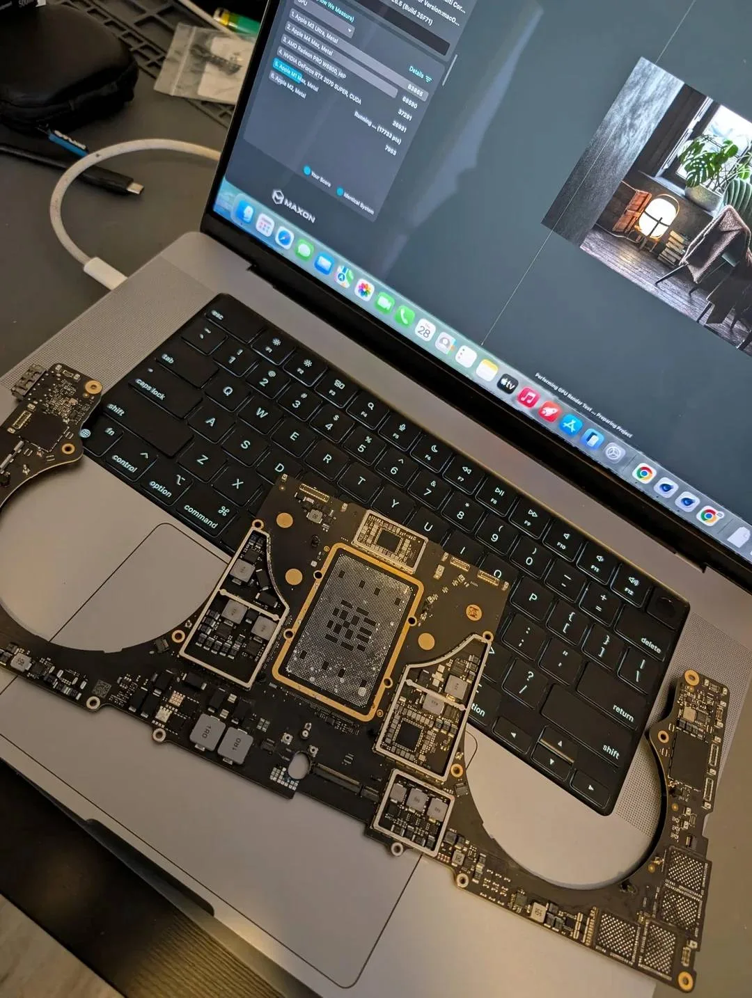 M1 Max: Wie erfahrene Techniker ein MacBook Pro durch geschicktes Transplantieren auf eine Spenderplatine wiederbeleben