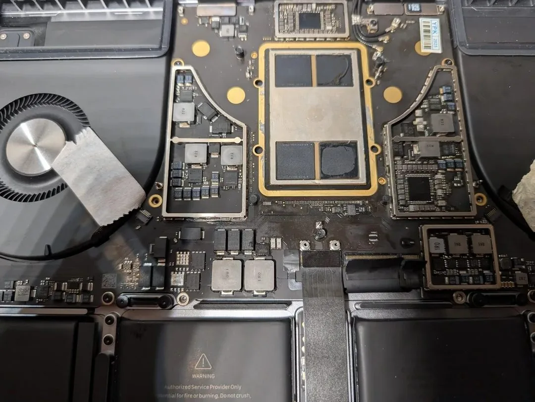 M1 Max: Wie erfahrene Techniker ein MacBook Pro durch geschicktes Transplantieren auf eine Spenderplatine wiederbeleben