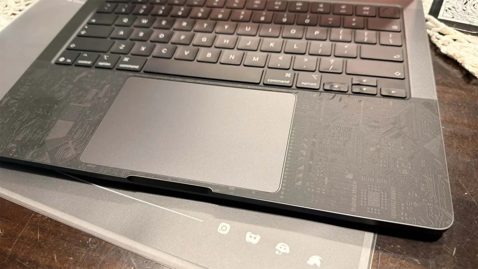 MacBook Pro-Tastatur schmilzt bei Aufkleber-Applikation: Besitzer lernt auf harte Weise, dass nicht alle Bauteile panzerfest sind