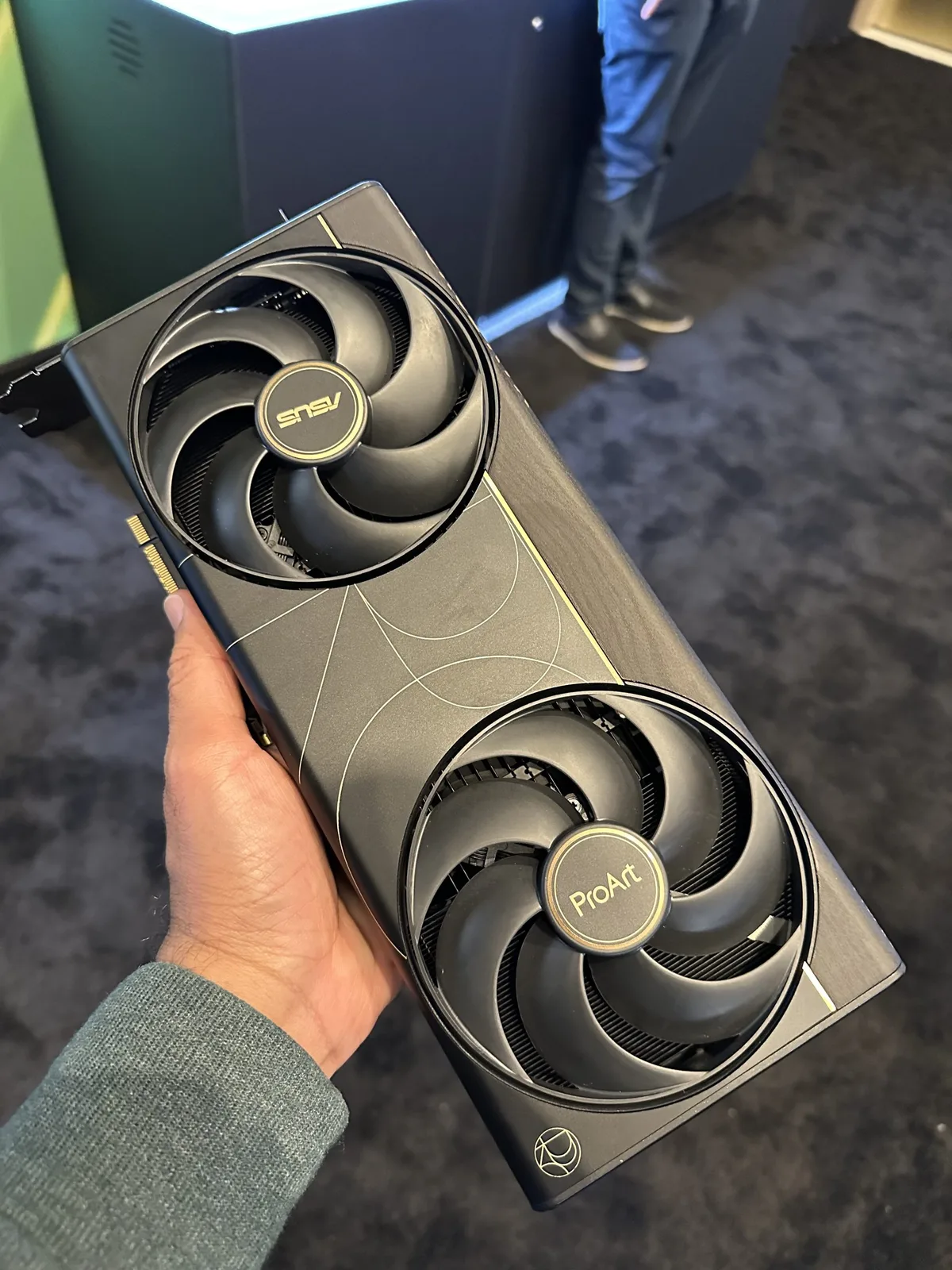 ASUS veröffentlicht leise ProArt RTX 5090 OC Edition mit Founders-Design und 2,5-Slot-Kühler