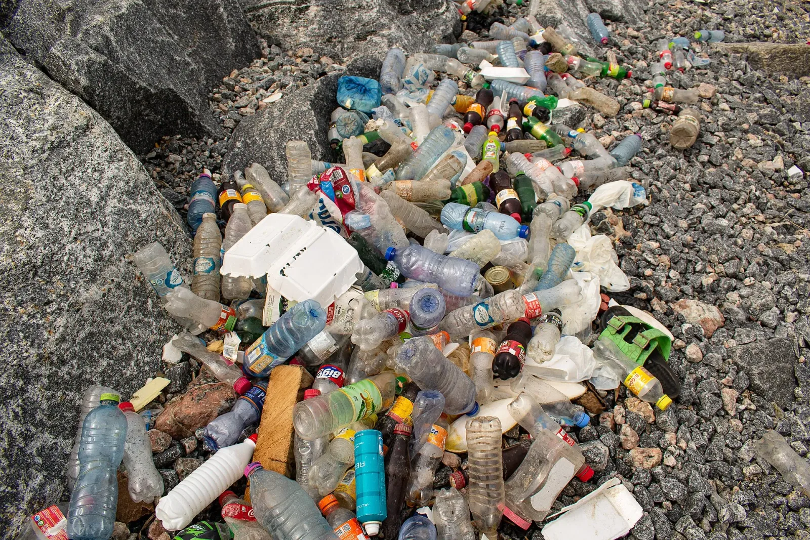 Plastic trash turned into high-quality jet fuel with new catalyst