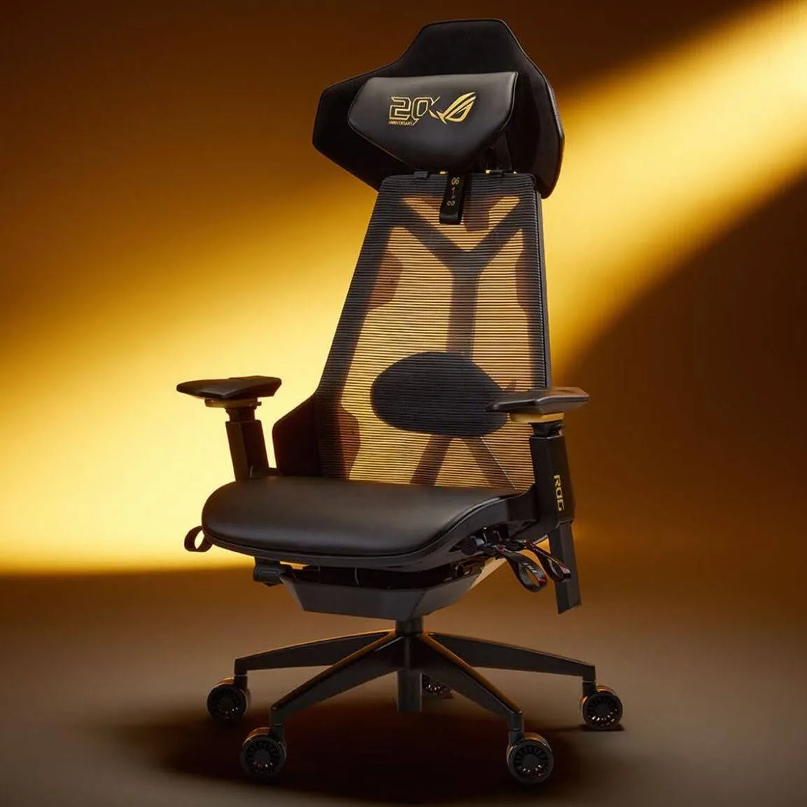ASUS feiert ROG 20-Jubiläum mit Destrier-Edition-Sessel, Rucksack und Sonderkomponenten in Schwarz-Gold