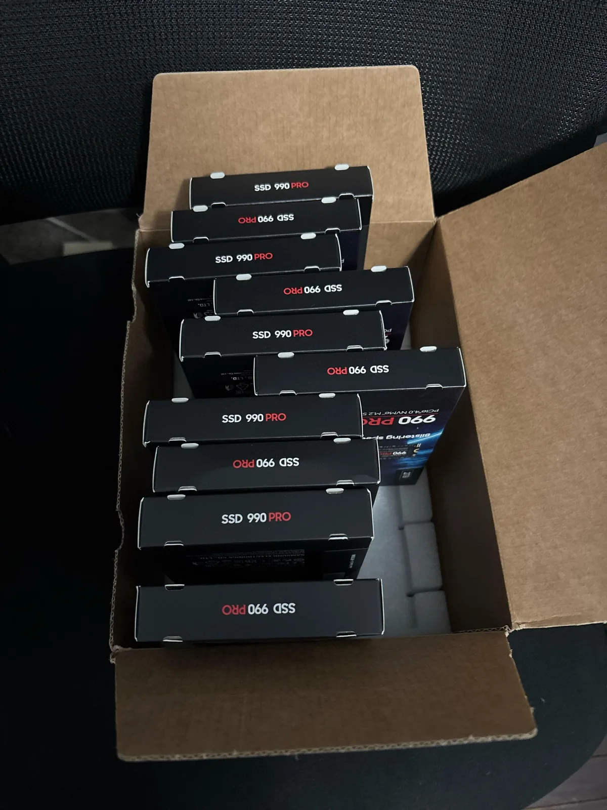 Falsche Bestellung: Reddit-Nutzer erhält versehentlich zehn Samsung 990 PRO SSDs im Wert von fast 4.800 Dollar