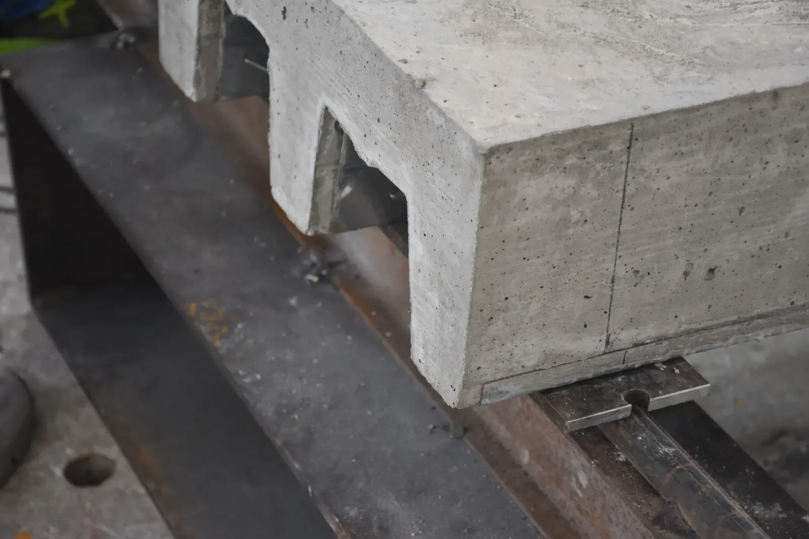 Bauschutt zu Betonplatten mit gleicher Festigkeit