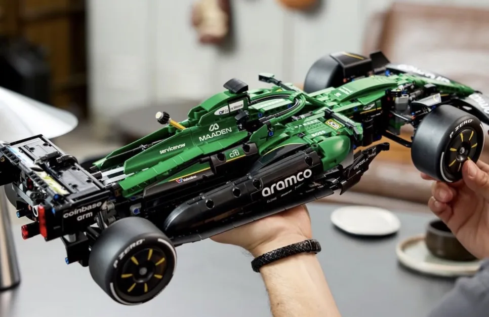 LEGO enthüllt offiziell das 1.547-teilige Technic-Modell Aston Martin AMR25