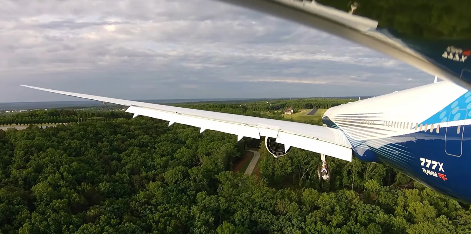 Weltgrößtes RC-Boeing 777-9X-Modell startet erstmals: So robust ist es, dass man darauf sitzen kann
