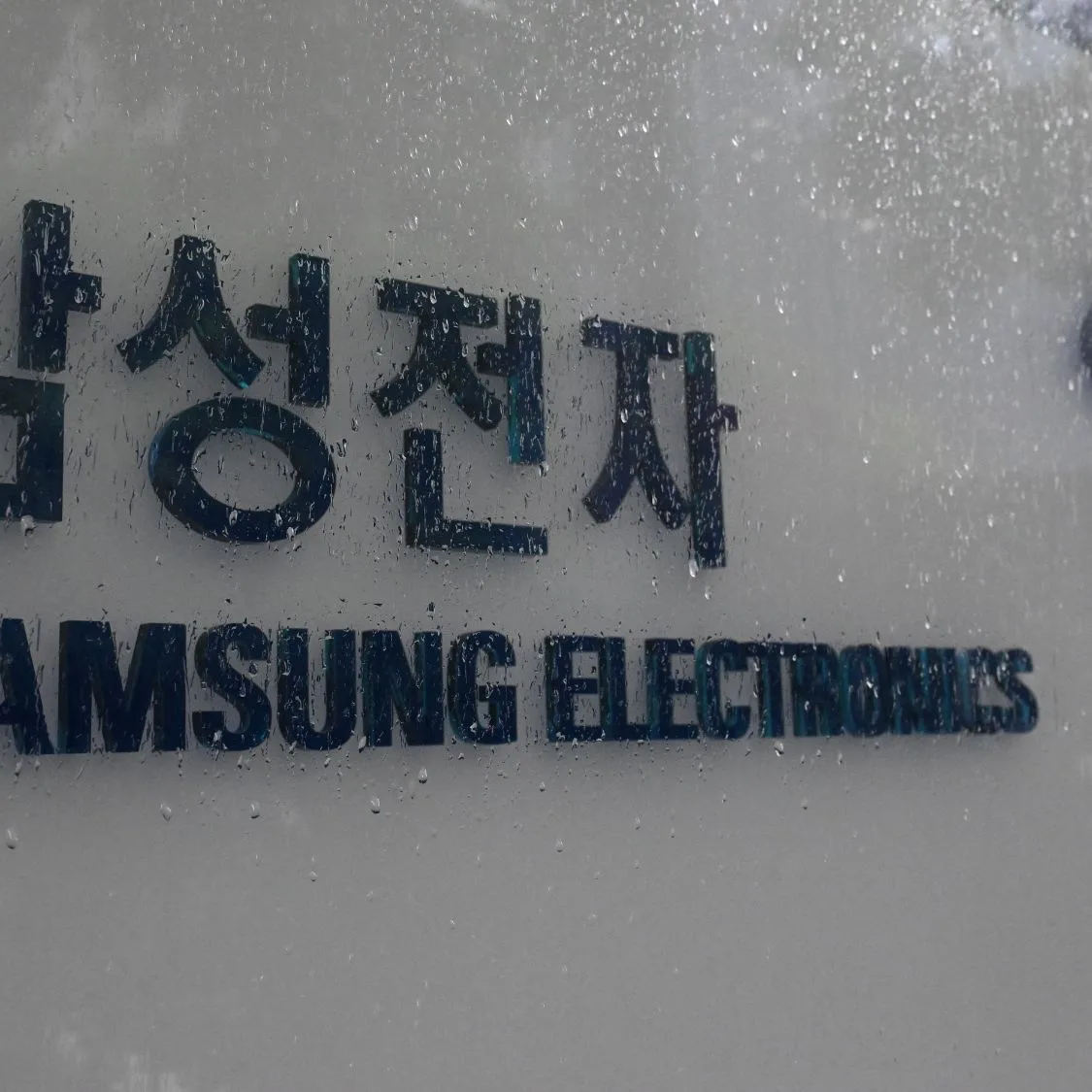 Samsungs 400.000-Dollar-Bonus für Speicherarbeiter löst Streik aus: Während andere Abteilungen nur 4.000 Dollar erhalten, kommt es zu gezielten Produktionsverzögerungen, die die Verpackungsabteilung lahmlegen und wichtige KI-Chip-Projekte stoppen.