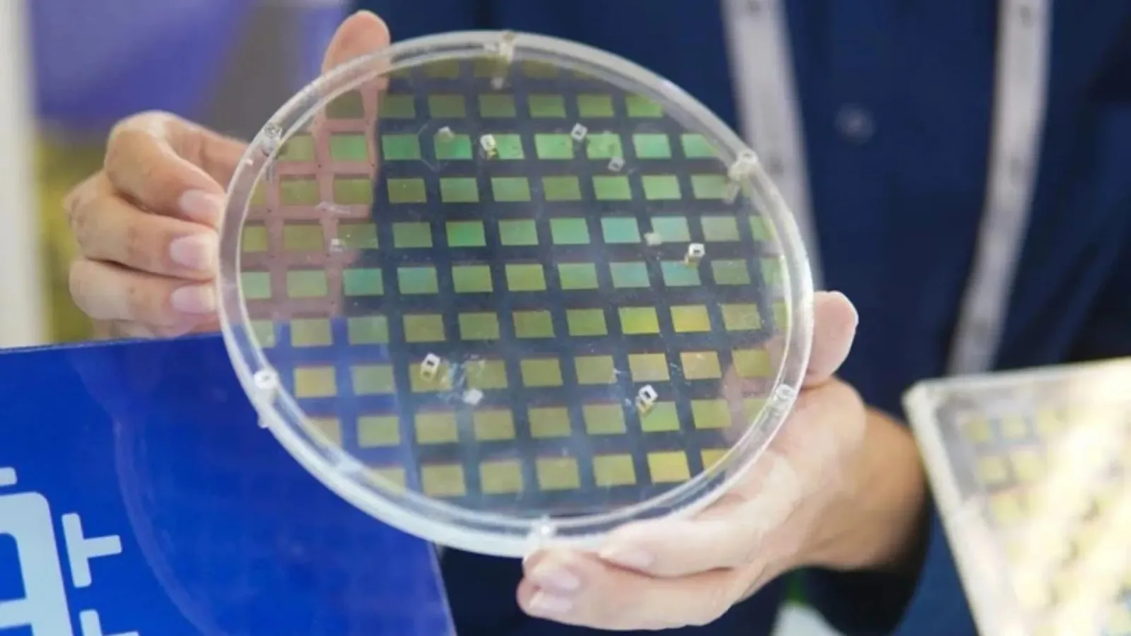 Zinc oxide-tellurium semiconductor reduces chip complexity by 75%
