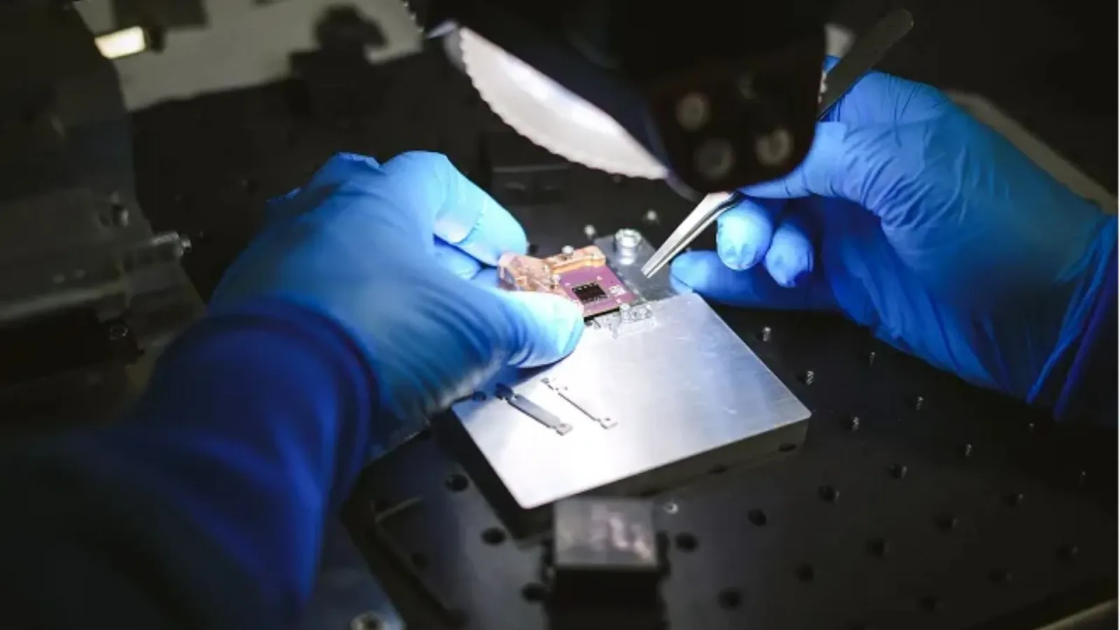 New chip-building trick could scale quantum computers to 800 qubits