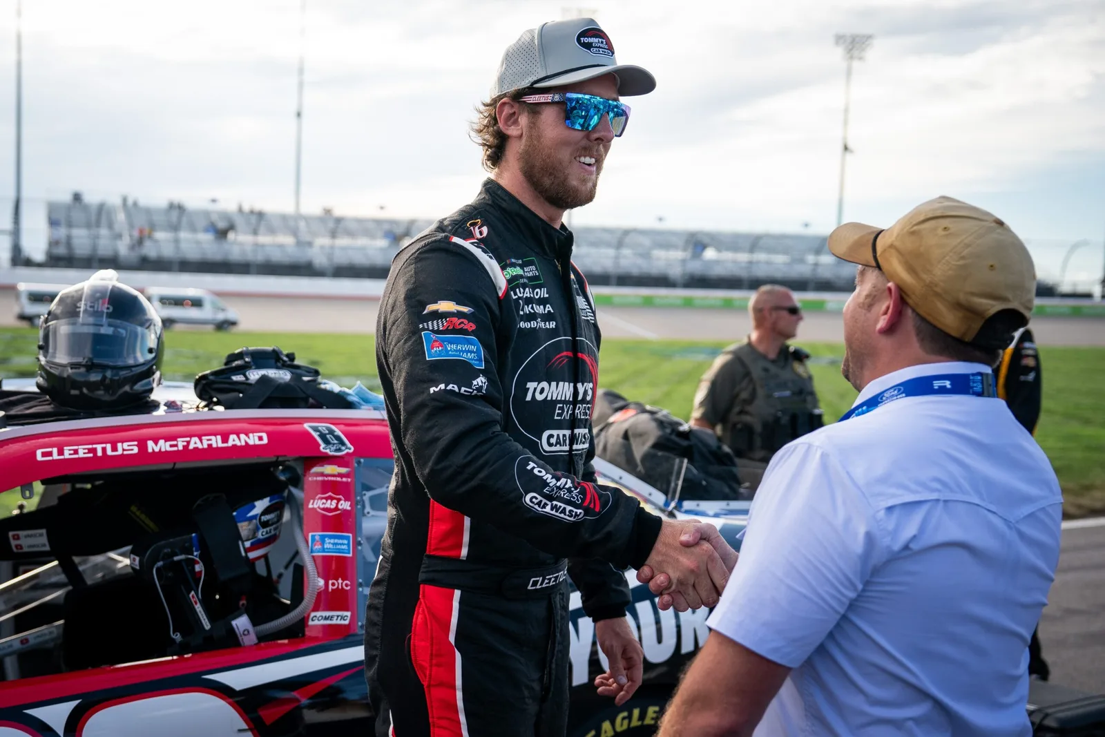 Dale Earnhardt Jr. zeigt Interesse an Cleetus McFarland in Nashville