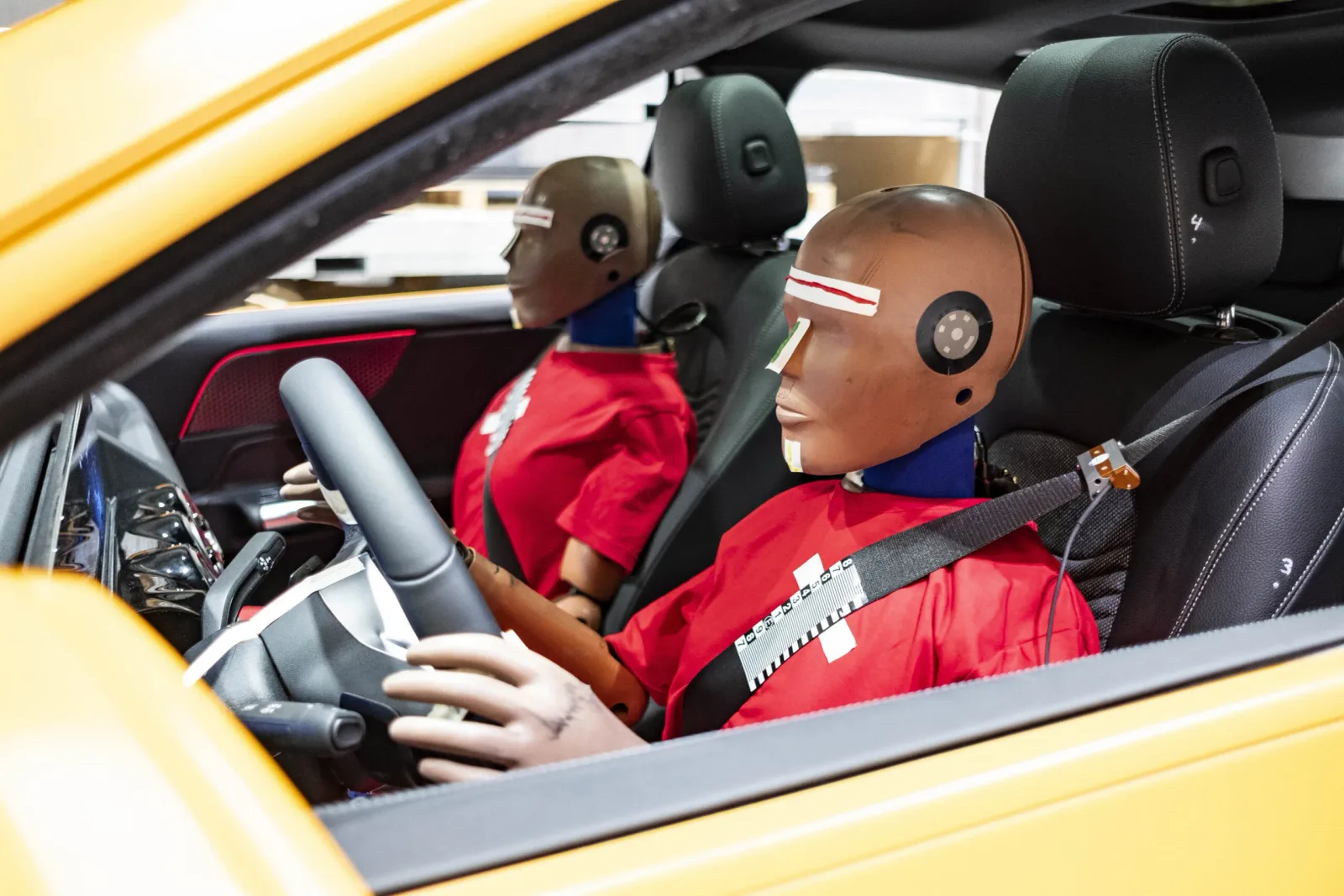 Crashtests: Puppen machen Unfälle für Frauen 60 % tödlicher