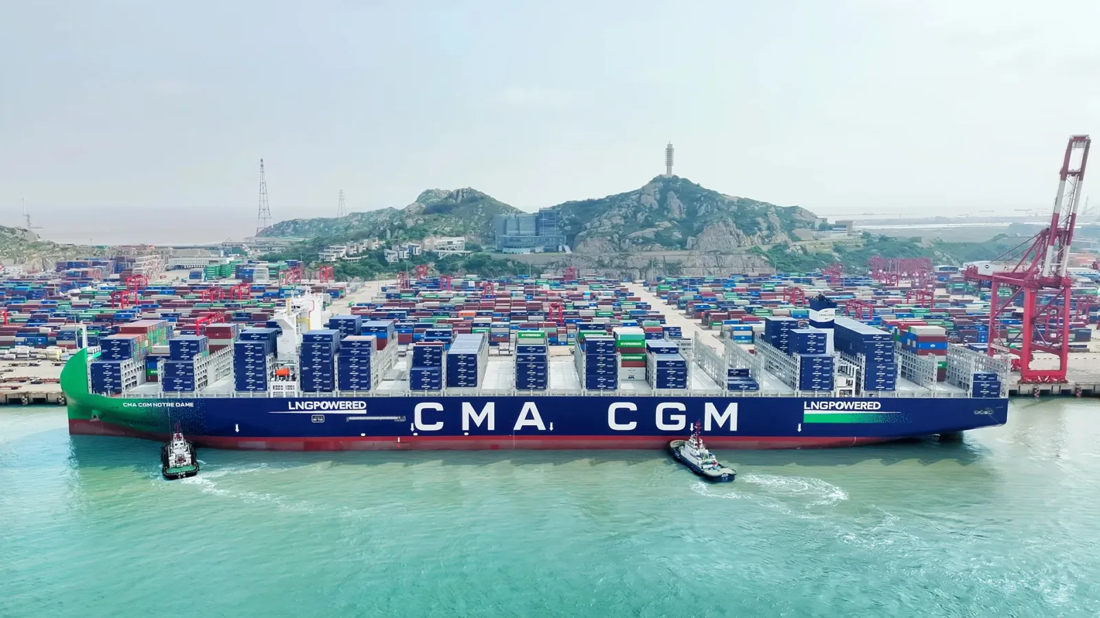 Massive LNG-powered containership with 24,212-TEU capacity unveiled
